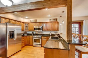 Réfrigérateur, four à micro-ondes, un four, surface de cuisson