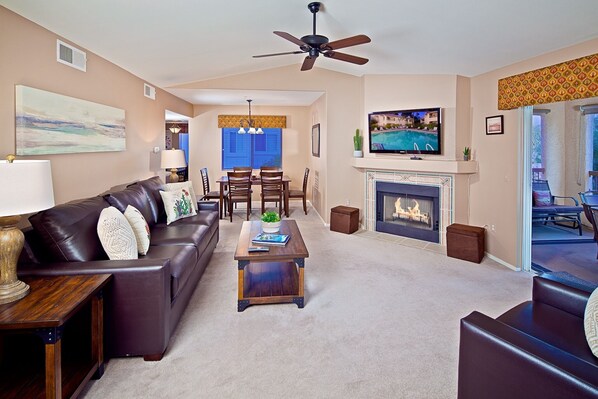 Smart TV, fireplace, DVD player - Central Scottsdale Location, Heated Pool and Spa, Outdoor Balcony, and Much More (Scottsdale)