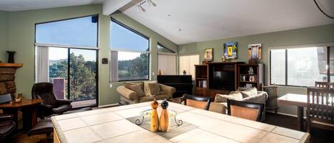 Een smart-tv, een open haard, een dvd-speler en boeken