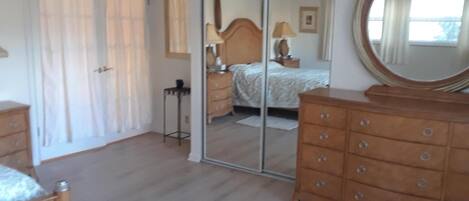 1 dormitorio, tabla de planchar con plancha, wifi y ropa de cama