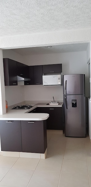 Kühlschrank, Mikrowelle, Herdplatte, Wasserkocher mit Kaffee-/Teezubehör