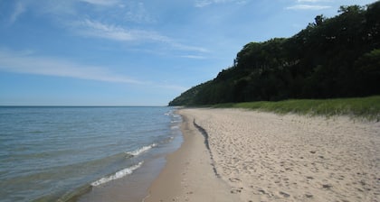 A Leland Favorite!Walk to Beach& Town Sleeps 10 OPEN for Toast the Season Wines!