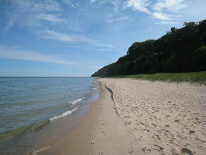 A Leland Favorite!Walk to Beach& Town Sleeps 10 OPEN for Toast the Season Wines!