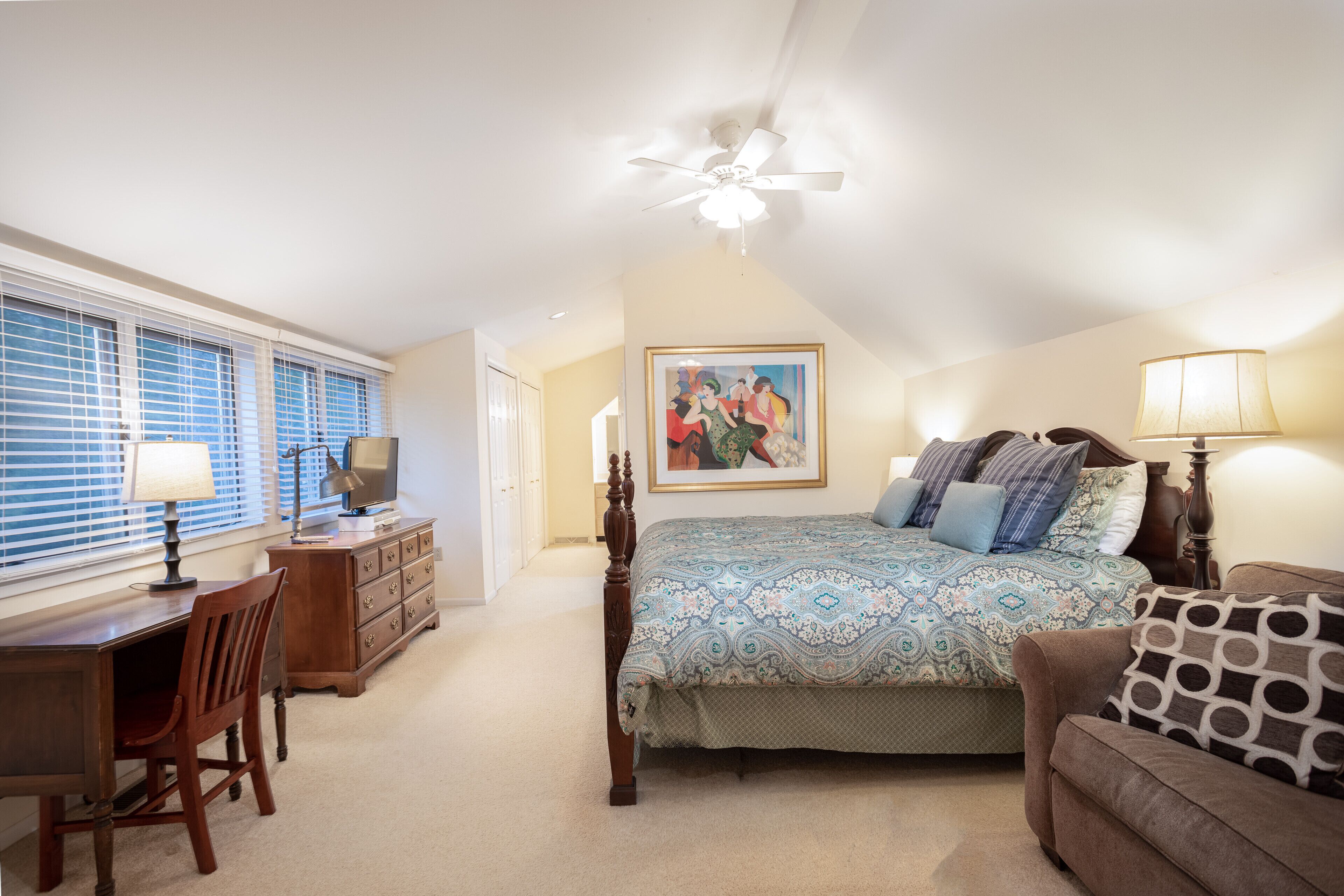 5 bedrooms, desk, iron/ironing board, travel crib