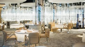 3 restaurantes, se sirven comidas, cenas y cocina china