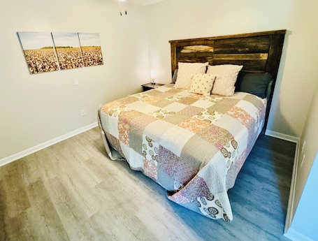 1 bedroom, iron/ironing board, free WiFi, bed sheets. Honnoll's High Cotton Guesthouse