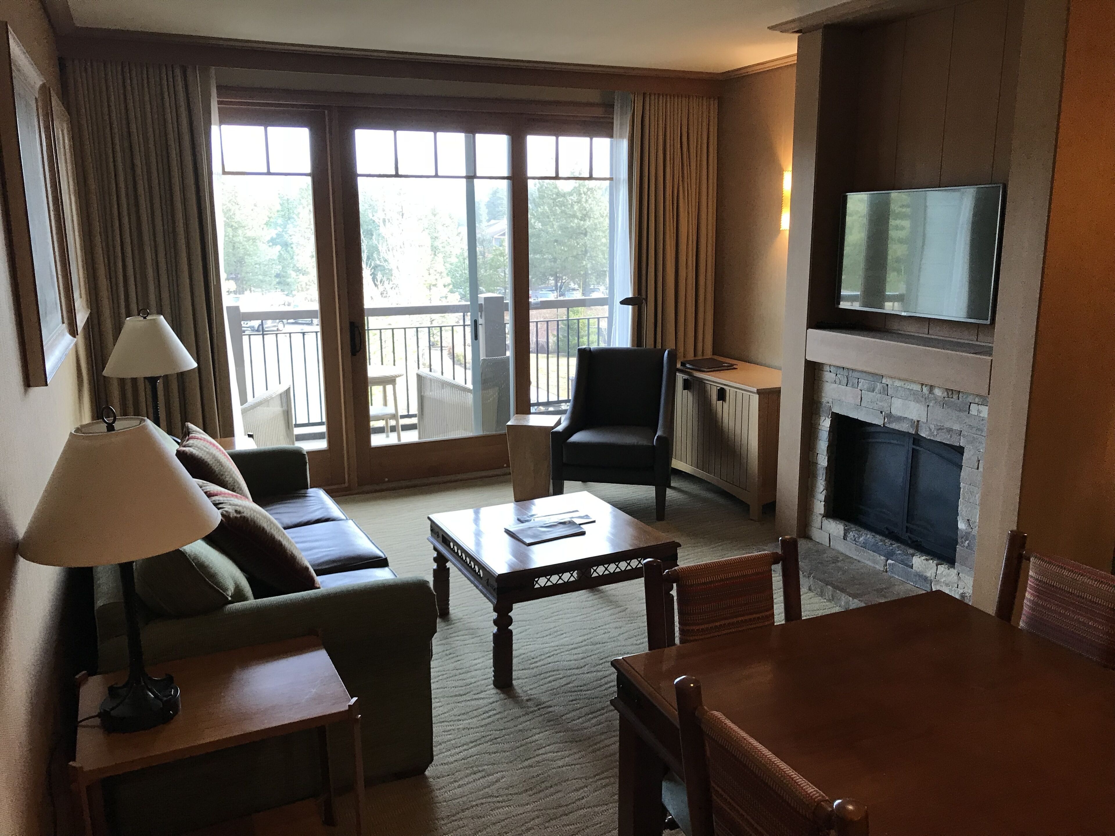 Télévision, cheminée