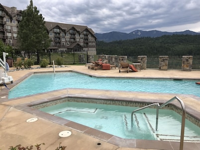 Lovely Suncadia Lodge - Private Bedroom (King), Sleeper Sofa Queen