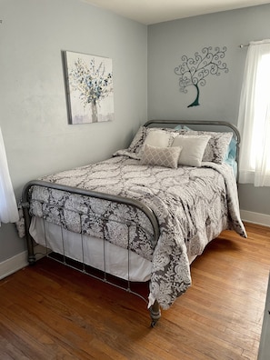 2 slaapkamers, een bureau, een strijkplank/strijkijzer, reisbedje