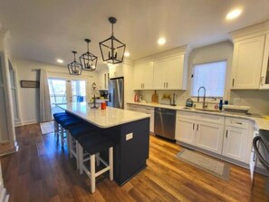 Refrigerador, parrilla de estufa, lavavajillas y tostadora