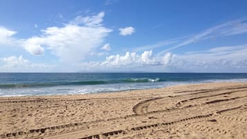 Perto da praia, espreguiçadeiras, toalhas de praia 