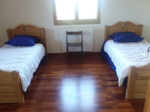 3 makuuhuonetta, silitysrauta/-lauta, ilmainen Wi-Fi, vuodevaatteet