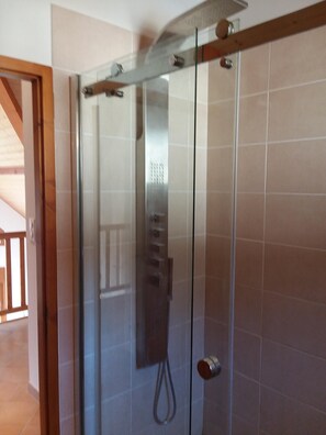 Combinació de dutxa i banyera i banyera d'hidromassatge 