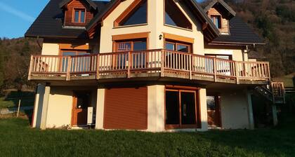 Chalet avec vue panoramique sur les Alpes.