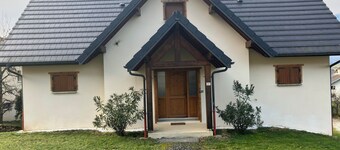 Huvila, josta on panoraamanäkymät Alpeilta.