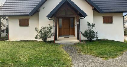 Chalet avec vue panoramique sur les Alpes.