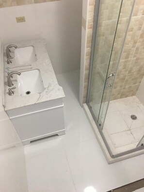 Ensemble douche/baignoire, serviettes fournies, savon, papier toilette