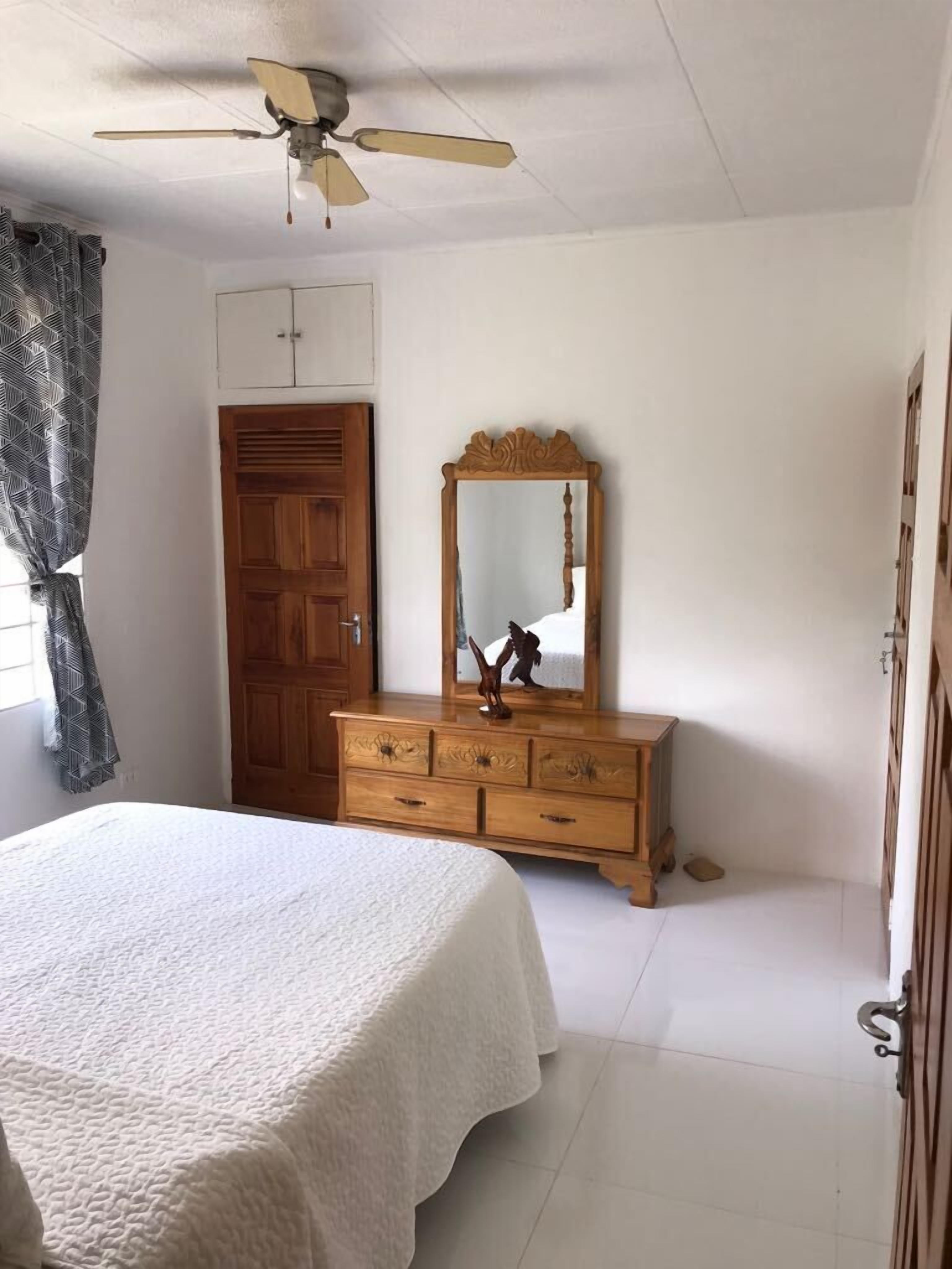 3 Schlafzimmer, Schreibtisch, Bügeleisen/Bügelbrett, kostenloses WLAN