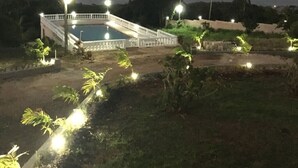 المنطقة المحيطة بالمنشأة