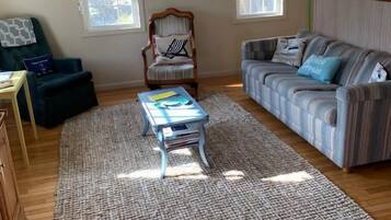 TV connectée, lecteur de DVD, jouets, livres