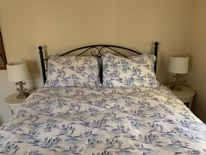 3 bedrooms, iron/ironing board, travel crib, free WiFi - WALK TO RESTAURANTS, SHOPS & LIQUOR STORE! CLOSE TO DOWNTOWN CHATHAM! (Chatham)