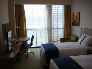 Business Twin Room | In-room safe, desk, blackout drapes, free WiFi - Q-Box Hotel Shanghai Meilong (Shanghai)