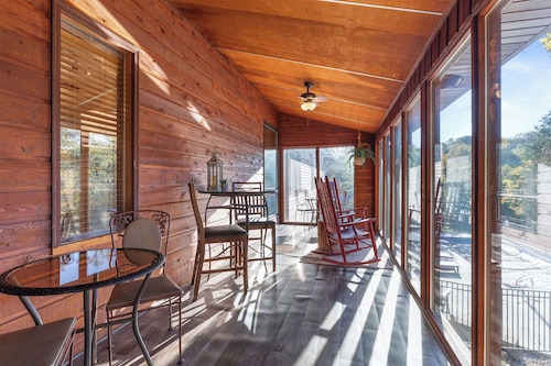 Private Pool - Pickleball - Hot Tub - Theatre Room