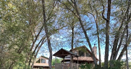 Trout Chalet - Nottely Riverfront, Starlink w/ Roku TV, Easy River Access