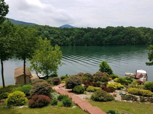 Views from upscale hm are of trees, beautiful gardens,  mountains & lake. Two Decks  are stunning