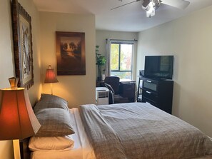 Room - Central fully furnished 2 bedrooms, 2 bathrooms , laundry , 2 x parking, pet (North Vancouver)