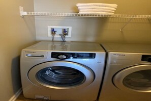 Interior - Central fully furnished 2 bedrooms, 2 bathrooms , laundry , 2 x parking, pet (North Vancouver)