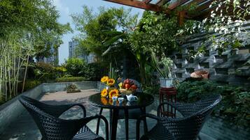 Luxury Double Room with Garden View | Terrace/patio