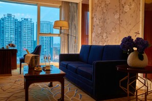 Deluxe-Suite | Minibar, Zimmersafe, Schreibtisch, Verdunkelungsvorhänge