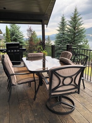 Outdoor dining - Luxury Lake Home Retreat - Lake Country, Bc (Lake Country)