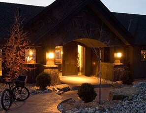 Exterior - Luxury Lake Home Retreat - Lake Country, Bc (Lake Country)