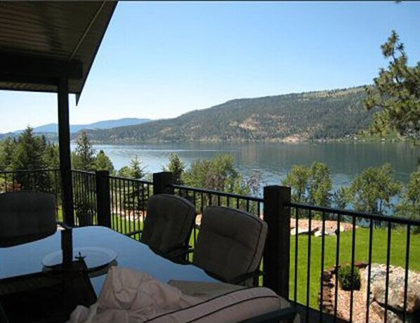 Outdoor dining - Luxury Lake Home Retreat - Lake Country, Bc (Lake Country)