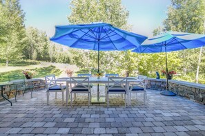 Outdoor dining - Holiday Dates Available! Impeccable Ski Home in Elkhorn Community with Mountain (Sun Valley)