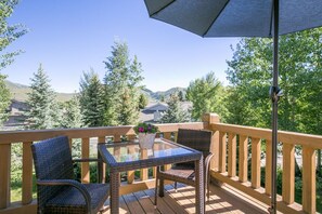 Outdoor dining - Holiday Dates Available! Impeccable Ski Home in Elkhorn Community with Mountain (Sun Valley)