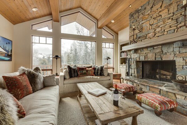 TV - Holiday Dates Available! Impeccable Ski Home in Elkhorn Community with Mountain (Sun Valley)