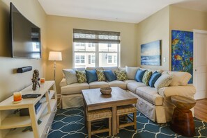 TV de tela plana, livros, aparelho de som