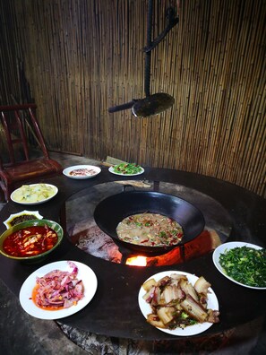 Melayani sarapan, makan siang, dan makan malam