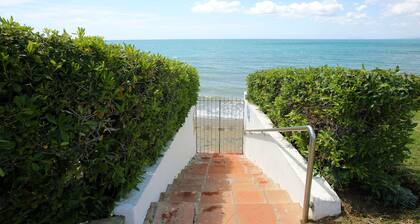 Maison en bord de mer, grande vue sur la mer, Ă distance de marche Estepona Centre!