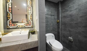 Dusche, kostenlose Toilettenartikel, Haartrockner, Hausschuhe