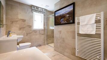 Combined shower/bathtub