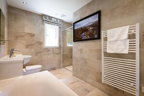 Combined shower/tub - Deerstalker. Beautiful 5 star, 1 bedroom chalet sleeps up to 2 (Crianlarich)