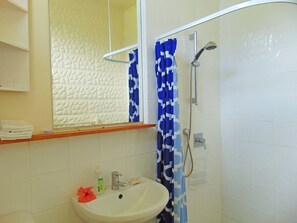Nhà cơ bản, 2 phòng ngủ, sát bãi biển | Phòng tắm | Buồng tắm vòi sen, máy sấy tóc, khăn tắm 