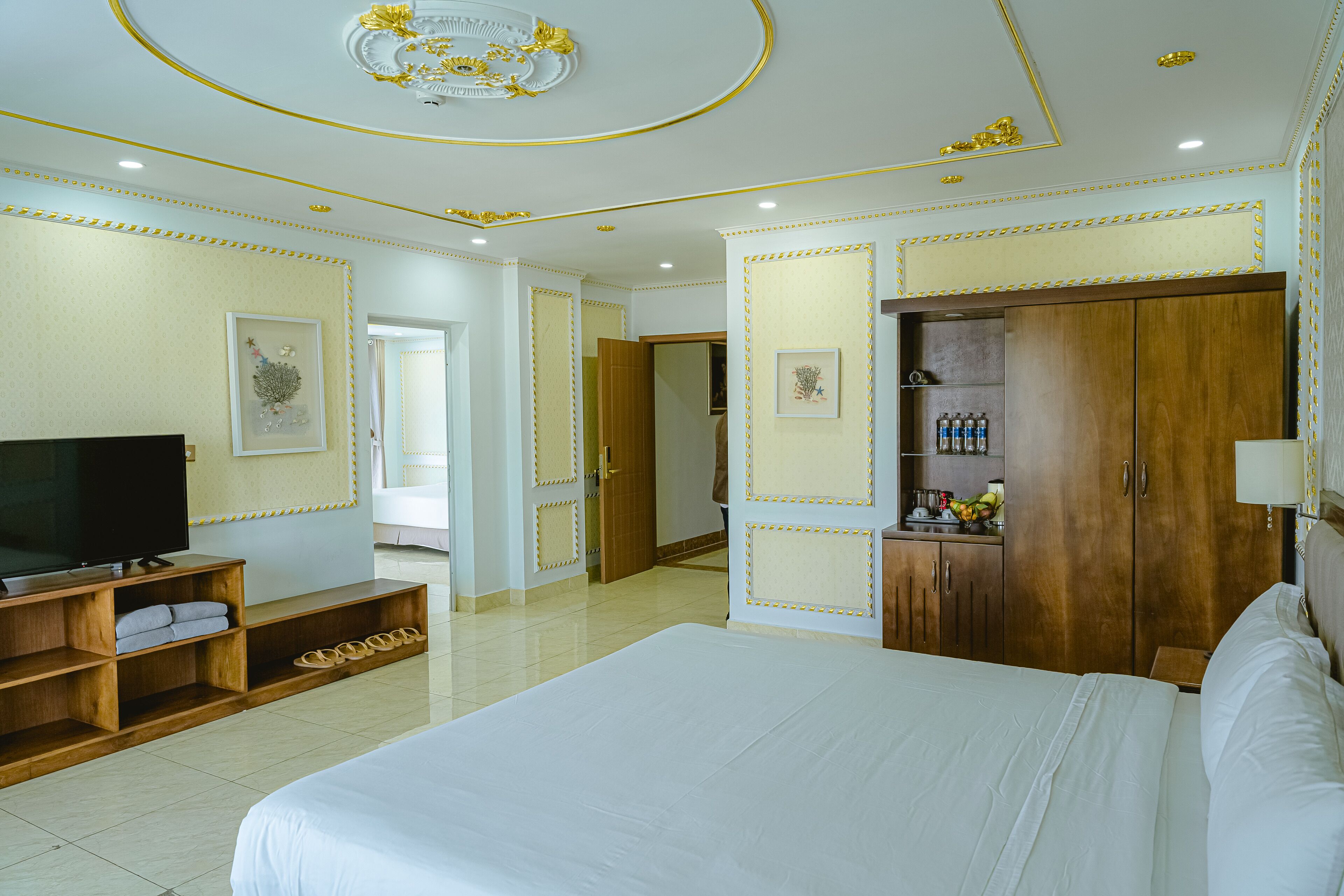 Minibar, pengeskab på værelset, skrivebord, mørklægningsgardiner