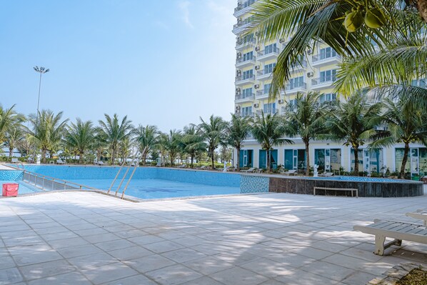 Seasonal outdoor pool, pool umbrellas, sun loungers