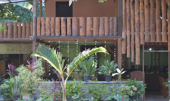 Vista frontal de la propiedad