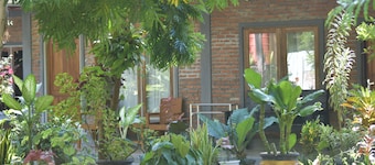 Del Mar Home Stay and Cafe
